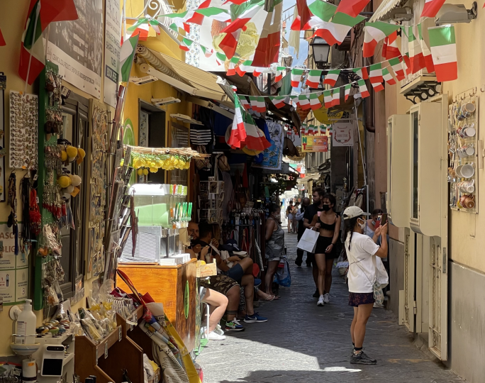 Dal porto si sale verso l’ampio terrazzo di tufo